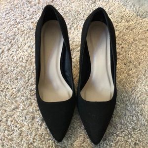 Never Worn Suede Black pumps